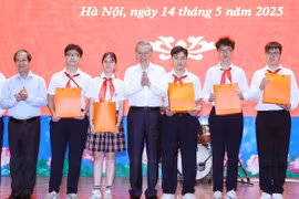 Tổng Bí thư Tô Lâm tặng học bổng cho học sinh xuất sắc Trường Trung học cơ sở Cầu Giấy, quận Cầu Giấy. (Ảnh: Thống Nhất/TTXVN)