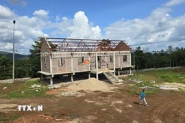 Công trình Nhà rông tại làng Ia Gri, xã Biển Hồ, tỉnh Gia Lai đã tạm ngừng thi công theo chỉ đạo của lãnh đạo tỉnh Gia Lai để rà soát, đánh giá tính phù hợp của thiết kế và vật liệu xây dựng. (Ảnh: Hồng Điệp/TTXVN)