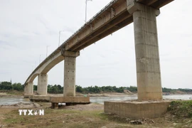 Việc cấm toàn bộ người và phương tiện lưu thông qua cầu khiến hơn 2.500 hộ dân với 9.700 nhân khẩu thuộc địa bàn xã Hợp Nhất (cũ) bị ngăn cách, gặp khó khăn trong việc tiếp cận các dịch vụ thiết yếu như y tế và giáo dục. (Ảnh: Tạ Toàn/TTXVN)