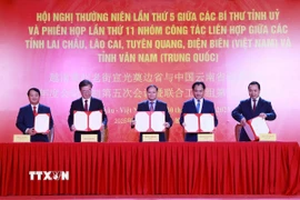 Ký kết Biên bản thường niên lần thứ 5 giữa Bí thư các tỉnh tại hội nghị. (Ảnh: Quý Trung/TTXVN)