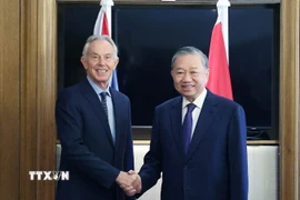 Tổng Bí thư Tô Lâm gặp nguyên Thủ tướng Anh Tony Blair tại thủ đô London sáng 30/10/2025. (Ảnh: Thống Nhất/TTXVN)