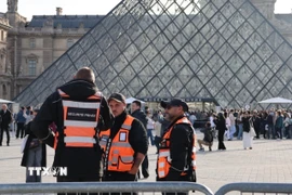 Lực lượng an ninh gác bên ngoài bảo tàng Louvre ở thủ đô Paris, Pháp, ngày 22/10/2025. (Nguồn: THX/TTXVN)