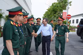Lãnh đạo Tập đoàn Viettel chào mừng đồng chí Trưởng Ban Chính sách, chiến lược Trung ương và Đoàn công tác. (Nguồn: Vietnam+)