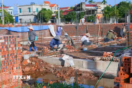 Các chuyên gia nhận xét so với Luật Xây dựng 2014, các quy định mới được đánh giá rõ ràng hơn, giúp giảm tình trạng mỗi địa phương hiểu và áp dụng khác nhau. (Ảnh: Công Luật/TTXVN)