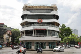 Tòa nhà Trung tâm thương mại - dịch vụ - ăn uống Hồ Gươm sau khi các chủ cửa hàng kinh doanh triển khai thu dọn đồ đạc trả lại mặt bằng (ảnh chụp ngày 28/4/2025). (Ảnh: Lê Đông/TTXVN)