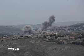Khói bốc lên sau một cuộc không kích của Israel tại Liban. (Ảnh: THX/TTXVN)