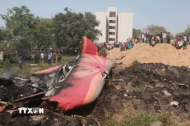 Hiện trường vụ tai nạn máy bay của hãng hàng không Air India tại Ahmedabad, Gujarat, Ấn Độ, ngày 12/6/2025. (Ảnh: THX/TTXVN)