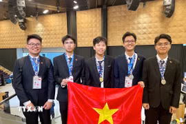 Năm thí sinh Việt Nam đều đoạt giải ở kỳ thi Olympic Vật lý Quốc tế 2025. (Ảnh: Thu Hà/TTXVN)