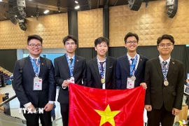 Năm thí sinh Việt Nam đều đoạt giải ở kỳ thi Olympic Vật lý Quốc tế 2025. (Ảnh: Thu Hà/TTXVN)
