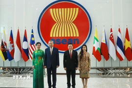 Tổng Bí thư Tô Lâm và Phu nhân cùng Tổng Thư ký ASEAN Kao Kim Hourn và Phu nhân tại Trụ sở Ban Thư ký ASEAN. (Ảnh: Thống Nhất/TTXVN)