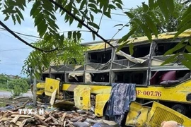 Xe khách bị hư hỏng nghiêm trọng, 9 người tử vong và 15 người khác bị thương. (Ảnh: TTXVN phát)