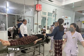 Các nạn nhân bị thương được điều trị tại Bệnh viện đa khoa Thị xã Kỳ Anh. (Ảnh: TTXVN phát)
