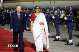 Thủ tướng Sri Lanka Harini Amarasuriya đón Tổng Bí thư, Chủ tịch nước Tô Lâm tại sân bay quốc tế Bandaranaike. (Ảnh: Thống Nhất/TTXVN)