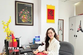 Thạc sỹ Nguyễn Thị Bích Hạnh, Phó Trưởng phòng In, Phát hành, Viện Thông tin Khoa học xã hội (Viện Hàn lâm Khoa học xã hội Việt Nam) luôn trăn trở làm sao để kết quả nghiên cứu của các nhà khoa học đến với bạn đọc theo cách thuận tiện hơn. (Ảnh: Diệu Thúy/TTXVN)