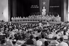 Tại kỳ họp thứ Nhất, Quốc hội khóa VI đã thông qua Nghị quyết về tên nước, Quốc kỳ, Quốc huy, Quốc ca và tổ chức Nhà nước khi chưa có Hiến pháp mới. Quốc hội quyết định đổi tên nước Việt Nam Dân chủ Cộng hòa thành nước Cộng hòa xã hội chủ nghĩa Việt Nam; quyết định khóa Quốc hội được bầu trong cuộc Tổng tuyển cử ngày 25/4/1976 là Quốc hội khóa VI nước CHXHCN Việt Nam; quyết định chính thức đổi tên thành phố Sài Gòn - Gia Ðịnh thành Thành phố Hồ Chí Minh (24/6/1976). Ảnh: TTXVN