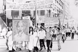 Nhân dân thành phố Hồ Chí Minh míttinh diễu hành chào mừng Ngày bầu cử Quốc hội thống nhất (25/4/1976). (Ảnh: Kim Sơn/TTXVN)
