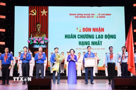 Đồng chí Phạm Thị Thanh Trà, Bí thư Trung ương Đảng, Phó Thủ tướng Chính phủ thay mặt lãnh đạo Đảng và Nhà nước trao tặng Huân chương Lao động hạng Nhất cho tổ chức Đội Thiếu niên tiền phong Hồ Chí Minh. (Ảnh: Minh Đức/TTXVN)
