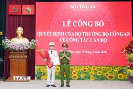 Thượng tướng Nguyễn Văn Long, Thứ trưởng Bộ Công an trao Quyết định cho Đại tá Hoàng Quốc Việt. (Ảnh: TTXVN phát)