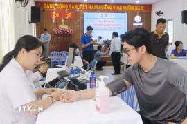 Người dân phường Bình Qưới được khám sức khỏe miễn phí. (Ảnh: Đinh Hằng/TTXVN)