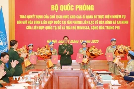 Thượng tướng Nguyễn Trường Thắng trao quyết định cho các sỹ quan chuẩn bị lên đường thực hiện nhiệm vụ gìn giữ hòa bình Liên hợp quốc. (Ảnh: Trọng Đức/TTXVN)