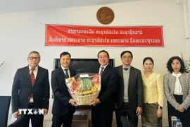 Đại sứ Daovy Vongxay (Trưởng Phái đoàn đại diện thường trực Lào tại Geneva) và Công sứ Cung Đức Hân (Phó Trưởng Phái đoàn đại diện thường trực Việt Nam tại Geneva). (Nguồn: TTXVN phát)