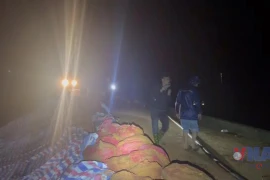 Lâm Đồng: Xuyên đêm gia cố đập chính của hồ thủy lợi Cay An