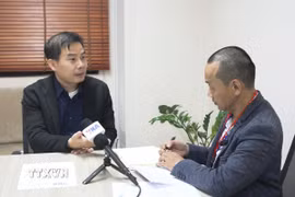 Tiến sỹ Chheang Vannarith, Phó Tổng thư ký kiêm Trưởng nhóm cố vấn Quốc hội Campuchia trả lời phỏng vấn phóng viên TTXVN thường trú tại Phnom Penh. (Ảnh: Minh Hưng/TTXVN)