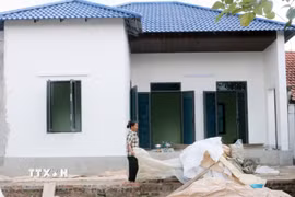 Ngôi nhà mới khang trang của gia đình chị Trần Thị Sa, xã Nam Lý, hoàn thành nhờ kinh phí hỗ trợ của Chương trình xóa nhà tạm, nhà dột nát. (Ảnh: Nguyễn Chinh/TTXVN)