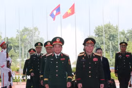 Chủ nhiệm Tổng cục Chính trị QĐND Việt Nam Trịnh Văn Quyết và Chủ nhiệm Tổng cục Chính trị QĐND Lào Vongsone Inpanphim. (Ảnh: Trọng Đức/TTXVN)