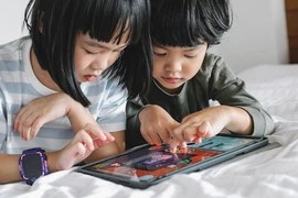 Các chuyên gia khuyến cáo để tham gia môi trường mạng một cách an toàn, trẻ em cần rèn luyện thói quen suy nghĩ kỹ trước khi chia sẻ bất kỳ thông tin, hình ảnh hay video clip nào, bởi một khi đã đăng tải, những nội dung này có thể bị lưu giữ, phát tán và rất khó xóa bỏ hoàn toàn. (Nguồn: Asurion)