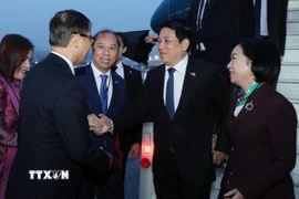 Các đại biểu đón Chủ tịch nước Lương Cường và Phu nhân tại sân bay Boeing Field Seattle, bang Washingon (Hoa Kỳ). (Ảnh: Lâm Khánh/TTXVN)