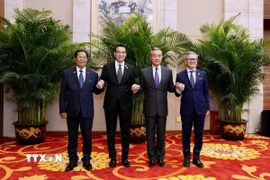 Bộ trưởng các nước có chung đường biên giới với Myanmar bắt tay. (Nguồn: TTXVN phát)