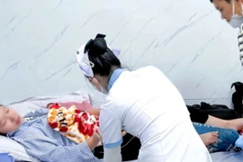 Bệnh nhân có triệu chứng ngộ độc thực phẩm đang điều trị ở Bệnh viện Đa khoa Phúc Hưng. (Nguồn: Báo và Phát thanh, Truyền hình Quãng Ngãi)