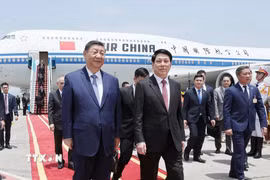 Đồng chí Lương Cường, Ủy viên Bộ Chính trị, Chủ tịch nước Cộng hòa xã hội chủ nghĩa Việt Nam đón Tổng Bí thư, Chủ tịch nước Trung Quốc Tập Cận Bình tại Sân bay quốc tế Nội Bài. (Ảnh: Lâm Khánh/TTXVN)