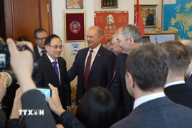 Chủ tịch Đảng Cộng sản Liên bang Nga Gennady Zyuganov đón Đặc phái viên của Tổng Bí thư Tô Lâm, Uỷ viên Bộ Chính trị, Bộ trưởng Ngoại giao Lê Hoài Trung. (Ảnh: Trần Hải/TTXVN)