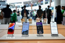 Điện thoại iPhone tại một đại lý bán lẻ của Apple ở New Delhi, Ấn Độ. (Ảnh: ANI/TTXVN)