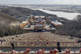 Lục Đỉnh Sơn hay còn gọi là Khu quần thể Du lịch Văn hóa Lục Đỉnh Sơn, là một điểm du lịch cấp 5A quốc gia nằm ở ngoại ô phía nam thành phố Đôn Hóa thuộc Châu tự trị dân tộc Triều Tiên Diên Biên, tỉnh Cát Lâm, Trung Quốc. Nơi đây là sự hội tụ văn hóa Phật giáo, văn hóa tổ tiên thời nhà Thanh, văn hóa lịch sử Bột Hải và cảnh quan thiên nhiên. (Ảnh: Công Tuyên/TTXVN)