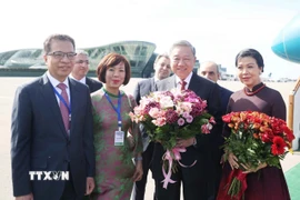 Đại sứ Việt Nam tại Liên bang Nga, kiêm nhiệm Azerbaijan Đặng Minh Khôi và Phu nhân đón Tổng Bí thư Tô Lâm và Phu nhân tại Sân bay quốc tế Heydar Aliyev, thủ đô Baku. (Ảnh: Thống Nhất/TTXVN)
