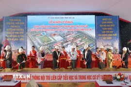 Phó Thủ tướng Hồ Quốc Dũng cùng các đại biểu thực hiện nghi thức khởi công Dự án “Xây dựng trường phổ thông nội trú liên cấp tiểu học và trung học cơ sở tại 7 xã biên giới tỉnh Gia Lai.” (Ảnh: Hoài Nam/TTXVN)