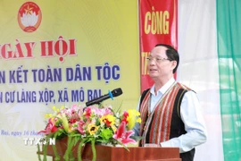 Phó Chủ tịch Quốc hội Trần Quang Phương phát biểu tại Ngày hội Đại đoàn kết toàn dân tộc làng Xộp. (Ảnh: Dư Toán/TTXVN)