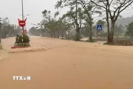 Trong những giờ qua tại các xã từ A Lưới 1 đến A Lưới 5 đã có mưa to, mưa rất to; tổng lượng mưa khoảng từ 111,6mm-155,6mm. Mưa to đã khiến nước tràn qua mặt đường Hồ Chí Minh đoạn qua xã A Lưới 3. (Nguồn: TTXVN phát)