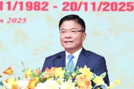 Phó Thủ tướng Lê Thành Long phát biểu chung vui với các thế hệ học sinh, giáo viên Trường Trung học Phổ thông Hàm Rồng. (Nguồn: TTXVN phát)