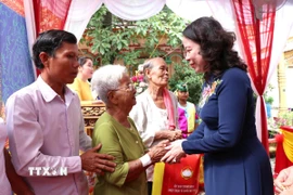 Phó Chủ tịch nước Võ Thị Ánh Xuân tặng quà cho gia đình chính sách ấp Nguyệt Lãng B. (Ảnh: Thanh Hòa/TTXVN)