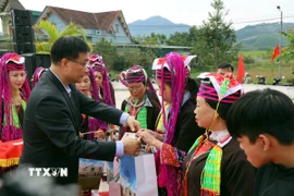 Phó Chủ tịch Quốc hội Vũ Hồng Thanh tặng quà cho người dân khu dân cư bản Kháy Phầu, Nà lý, Tình Á, Mả Thàu Phố, xã Quảng Đức. (Ảnh: Đức Hiếu/TTXVN)