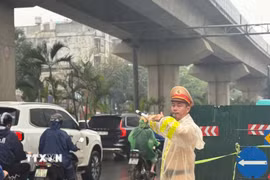 Đội Cảnh sát giao thông đường bộ số 7, Phòng Cảnh sát giao thông (Công an thành phố Hà Nội) phân luồng giao thông tại tuyến đường Nguyễn Trãi, phường Thanh Xuân, sáng 2/4/2026. (Ảnh: Hùng Mạnh/TTXVN)