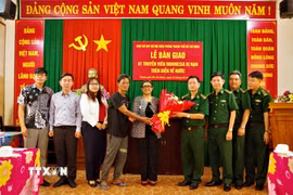 Bàn giao ông Heru Partiman, công dân Indonesia, bị nạn trên biển cho Tổng lãnh sự quán Indonesia tại Thành phố Hồ Chí Minh để hồi hương theo quy định. (Ảnh: TTXVN phát)