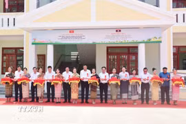 Đại biểu hai nước cắt băng khánh thành Trường Tiểu học và Trung học Hữu nghị cho Hội người Việt Nam tỉnh Salavan. (Ảnh: Xuân Tú/TTXVN)