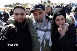 Tù nhân Palestine, được Hamas trả tự do, về tới thành phố Ramallah, Bờ Tây ngày 15/2/2025. (Nguồn: THX/TTXVN)