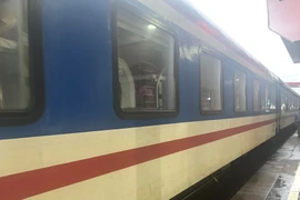 Chuyến tàu SE4 đang tạm dừng tại ga Huế để chờ thông tuyến do ngập lụt. (Ảnh: Văn Dũng/TTXVN)