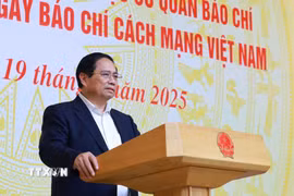 Thủ tướng Phạm Minh Chính chúc mừng các lãnh đạo, nguyên lãnh đạo các cơ quan báo chí Nhân kỷ niệm 100 năm Ngày Báo chí Cách mạng Việt Nam. (Ảnh: Dương Giang/TTXVN)